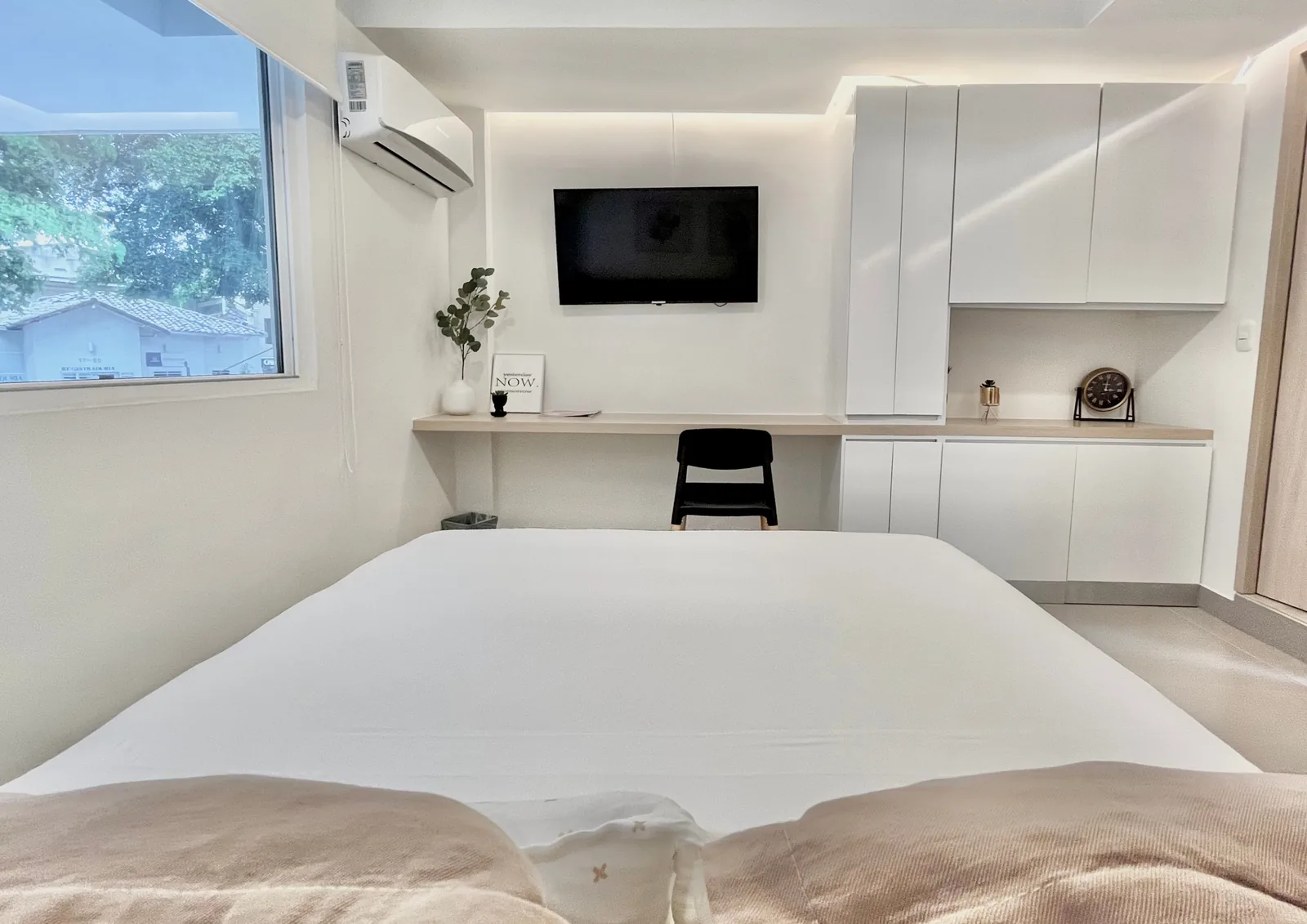 Cama y escritorio